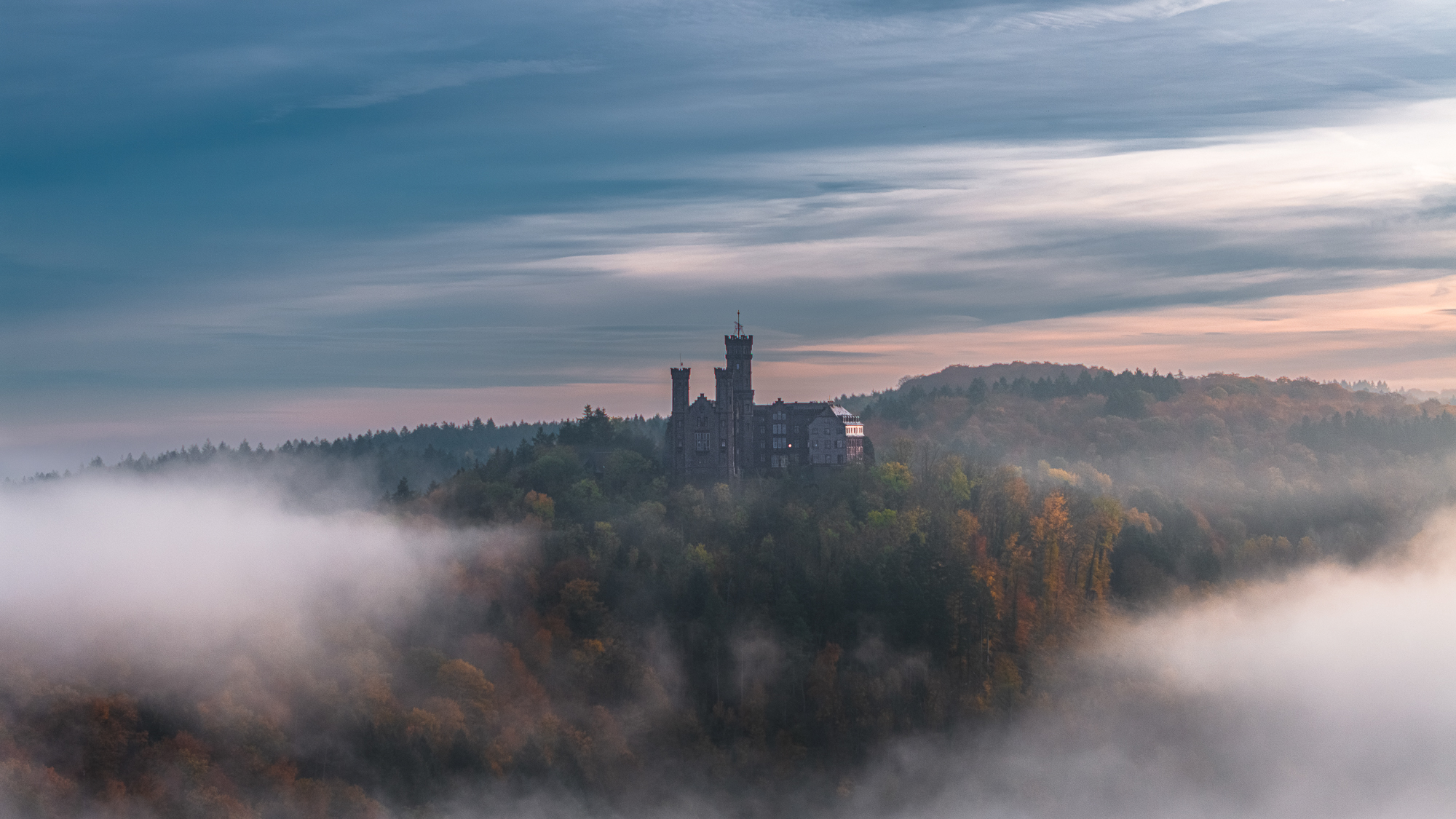 Schloss in Nebelstrahlen