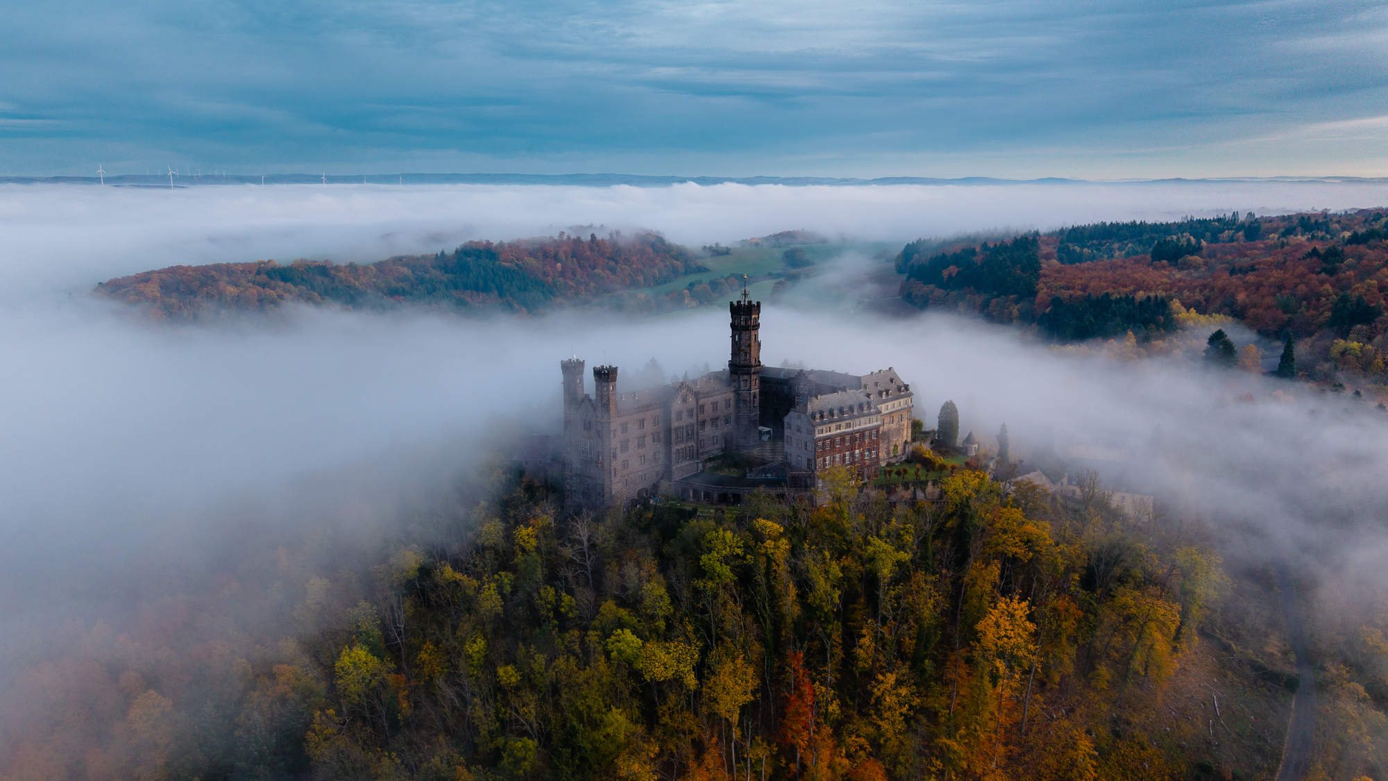 Schloss in Nebelstrahlen